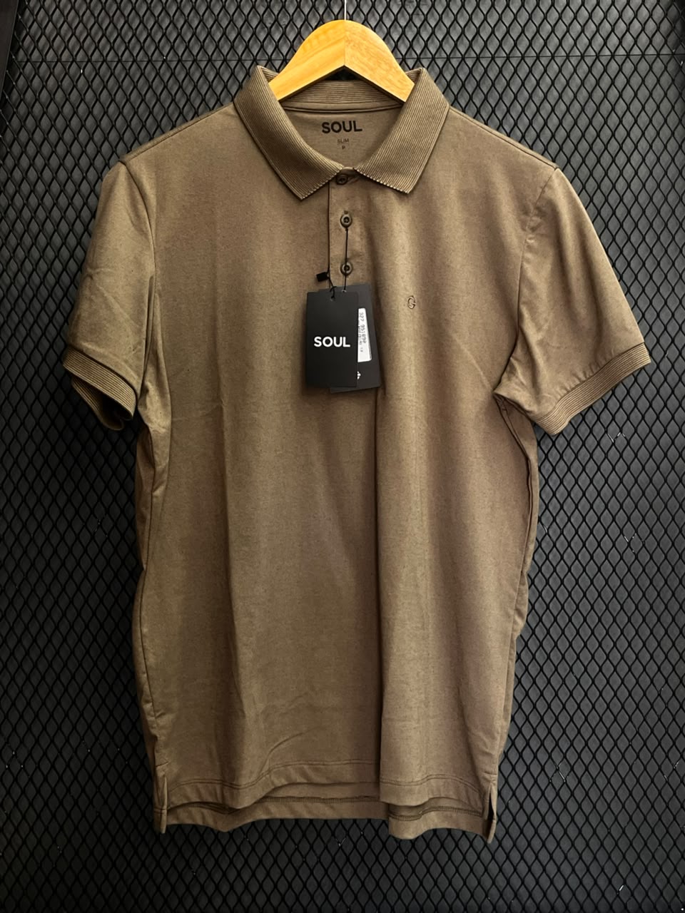 POLO SOUL SLIM FALSO LISO BEGE ESCURO P - Imagem 2